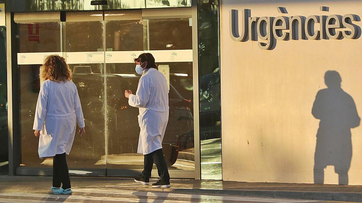 Dos sanitarios en la puerta 
de Urgencias de 
La Fe.  F.calabuig