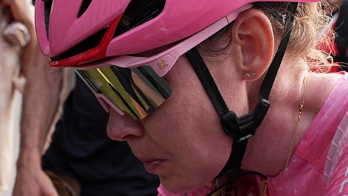 La cara de frustración de Anna van der Breggen tras finalizar el Giro de Italia