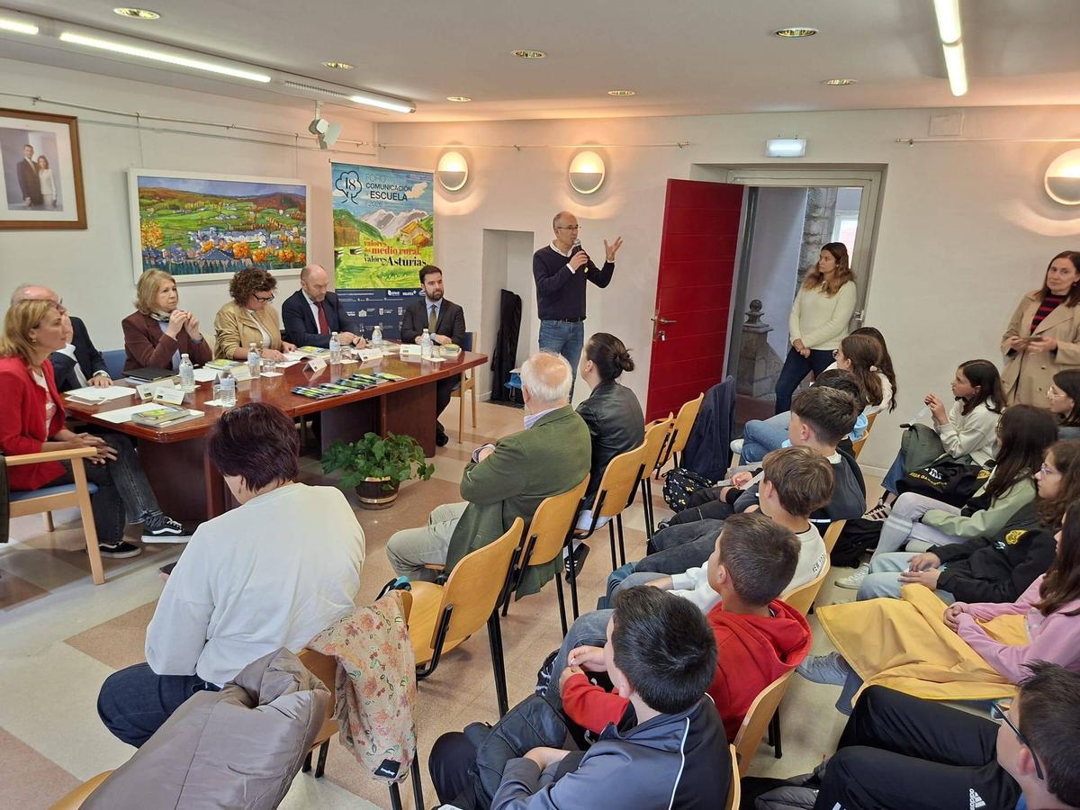 Un momento de la visita de la Mesa de la Junta General a San Tirso de Abres, dentro del Foro Comunicación y Escuela.