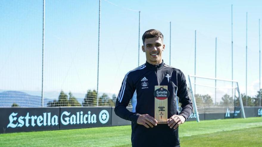 Gabri Veiga, con el Trofeo Estrella Galicia, en Mos.