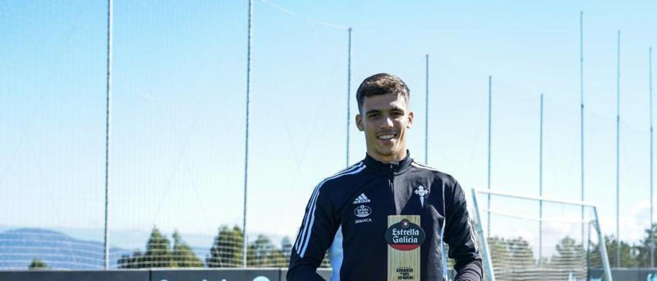 Gabri Veiga, con el Trofeo Estrella Galicia, en Mos.