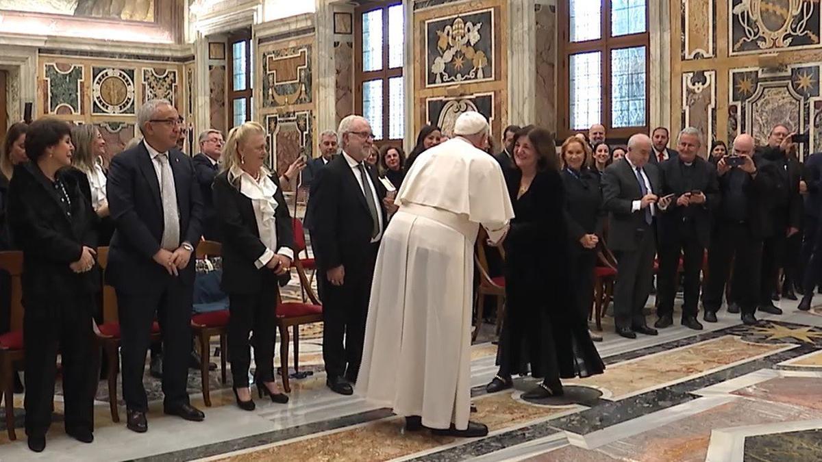 El papa Francisco con la presidenta de la UCAM, María Dolores.