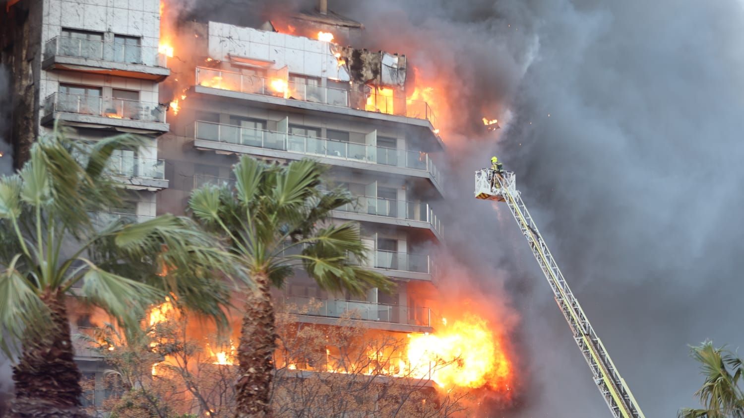 El fuego devora un edificio en la avenida Maestro Rodrigo de València