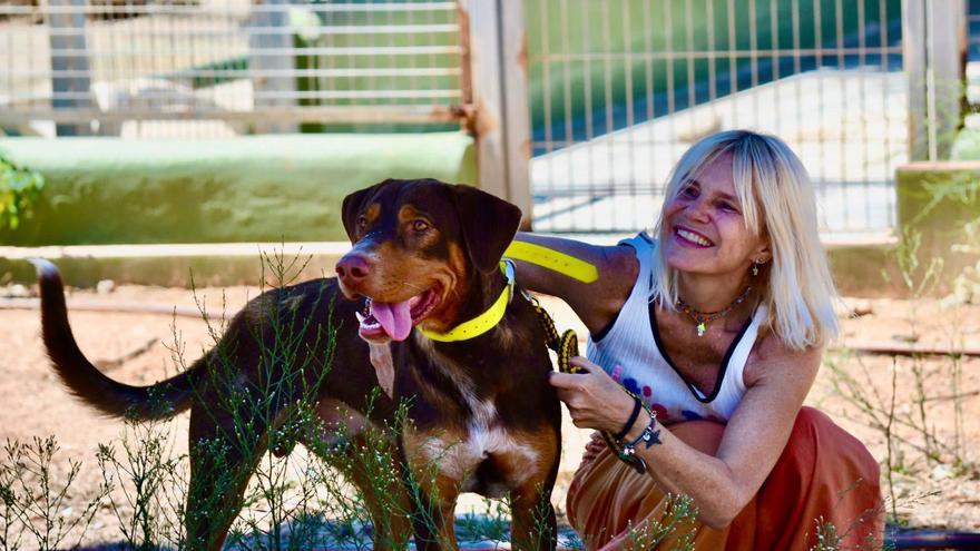 Eugenia Martínez de Irujo adopta un perro en Ibiza