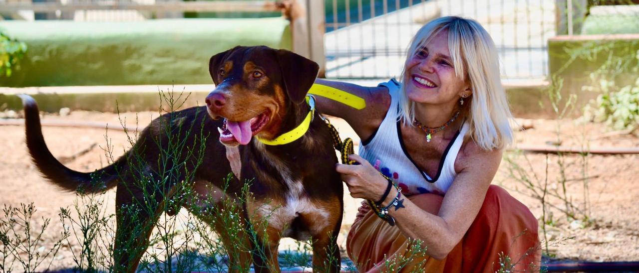 Eugenia Martínez de Irujo adopta un perro en Ibiza