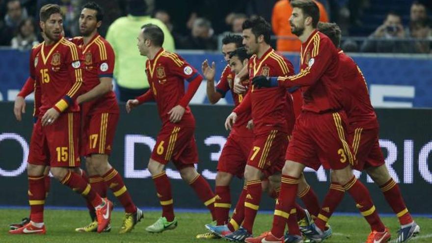 Los jugadores de la selección española, tras la celebración del gol de Pedro en París. // Efe