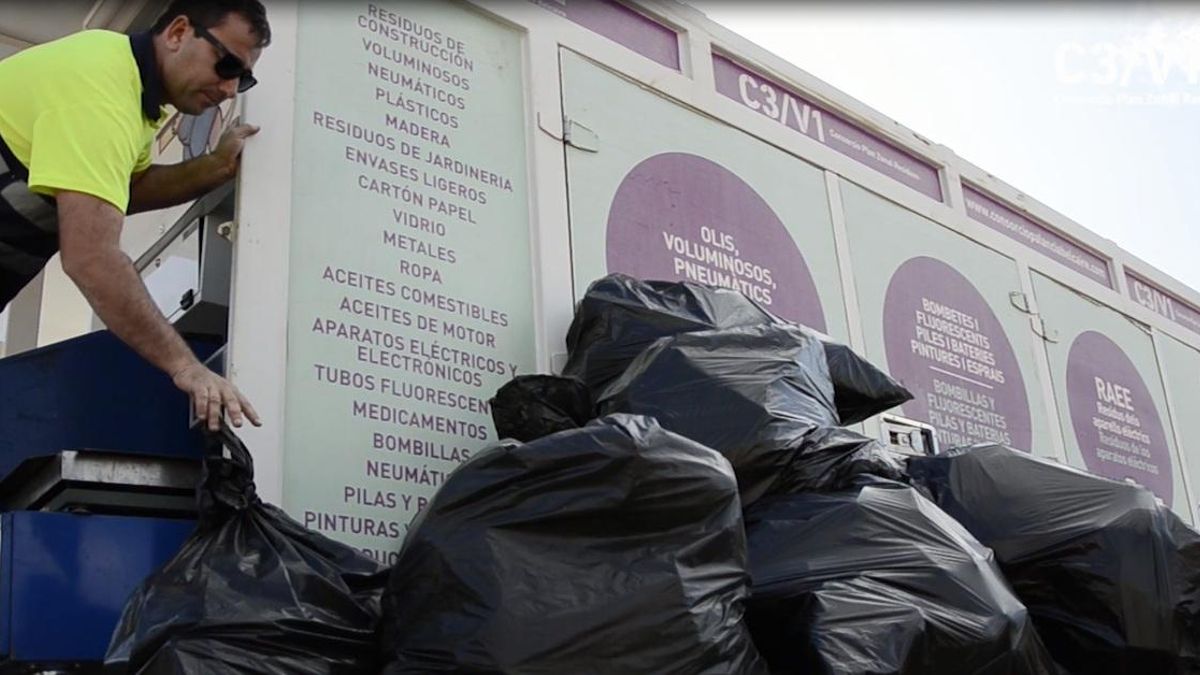 Foto de un operario en las instalaciones del Consorcio de Residuos C3V1.