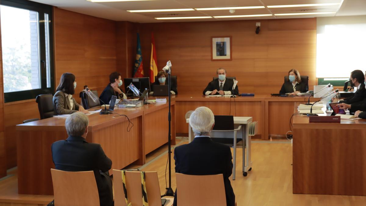 Los acusados Martínez Dalmau y Recaredo del Potro, durante una de las sesiones del juicio del caso Castor.