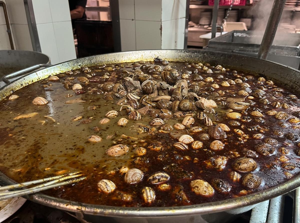 Una de las grandes ollas para cocinar caracoles en Es Cruce.