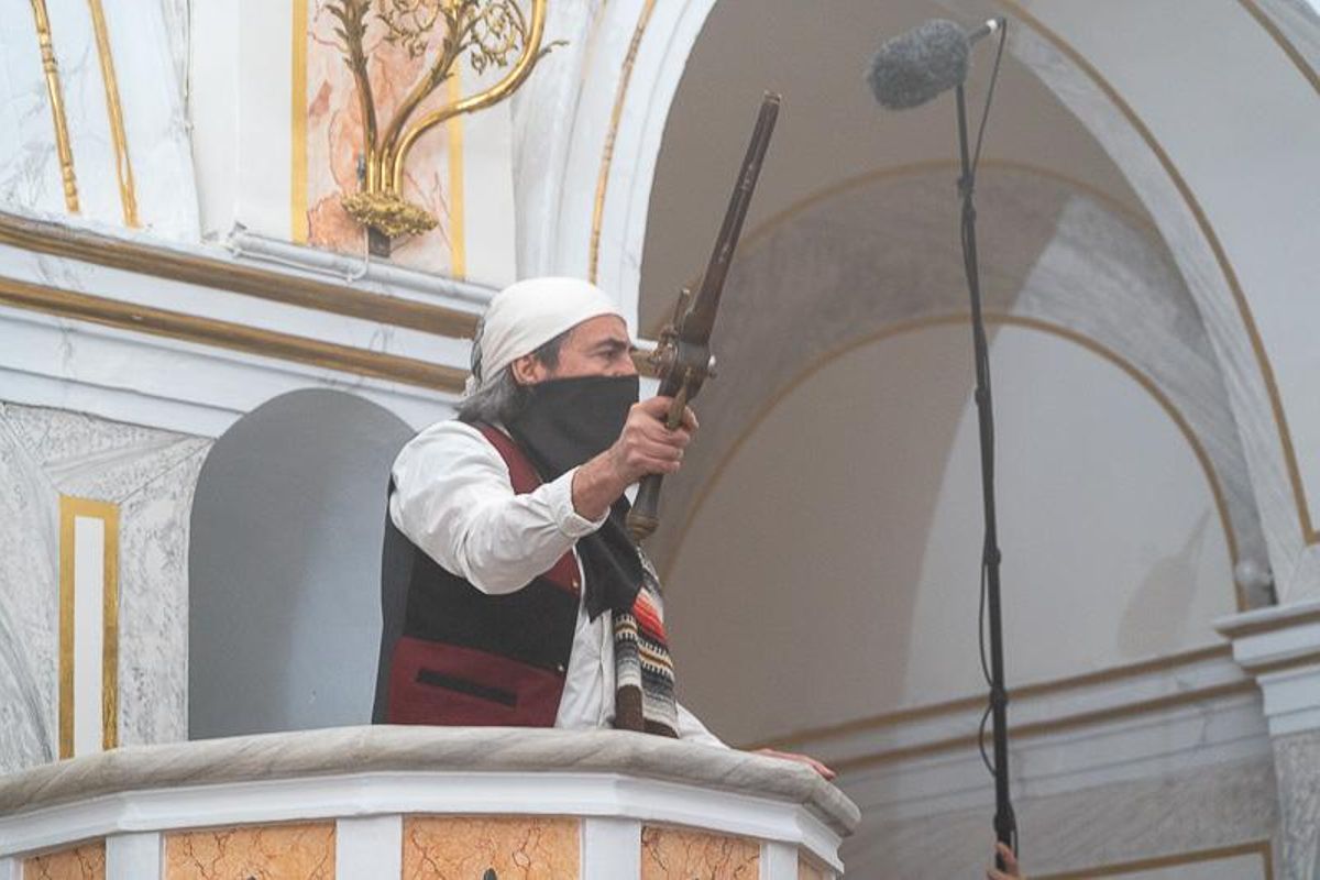 Un momento del rodaje: Josep de la Tona subido al púlpito de la iglesia de Benimassot