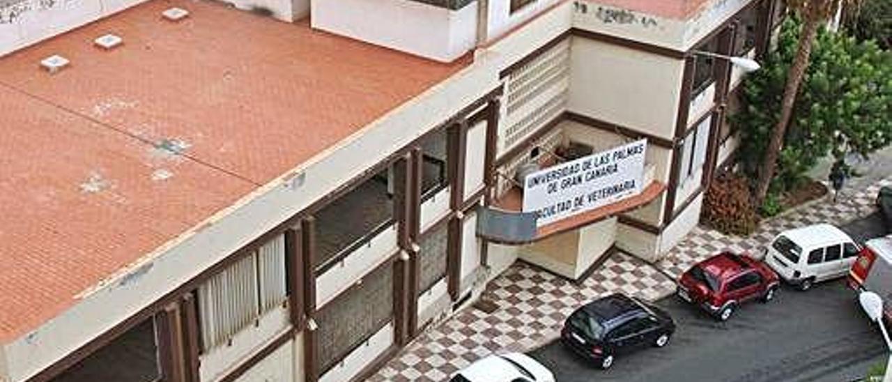 Edificio del antiguo mercado de Zárate que albergó a la Facultad de Veterinaria en sus inicios.