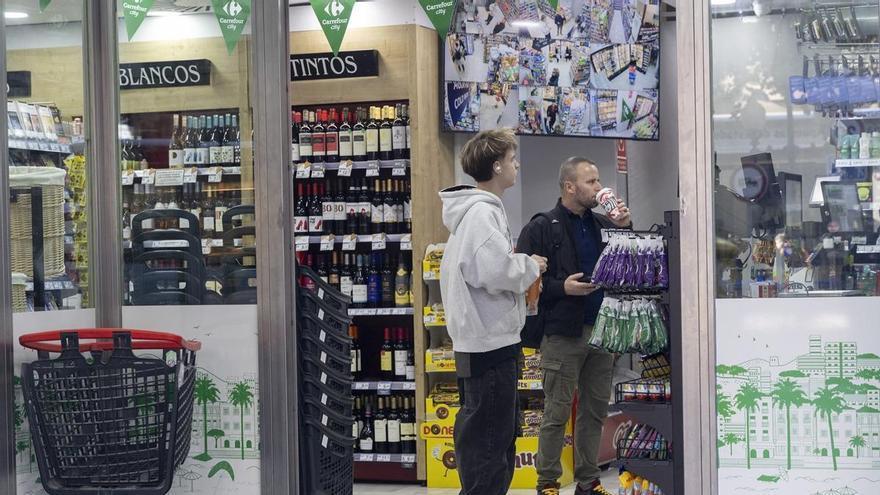 Pactan subidas salariales del 2 % para más de 10.000 trabajadores de supermercados en Alicante