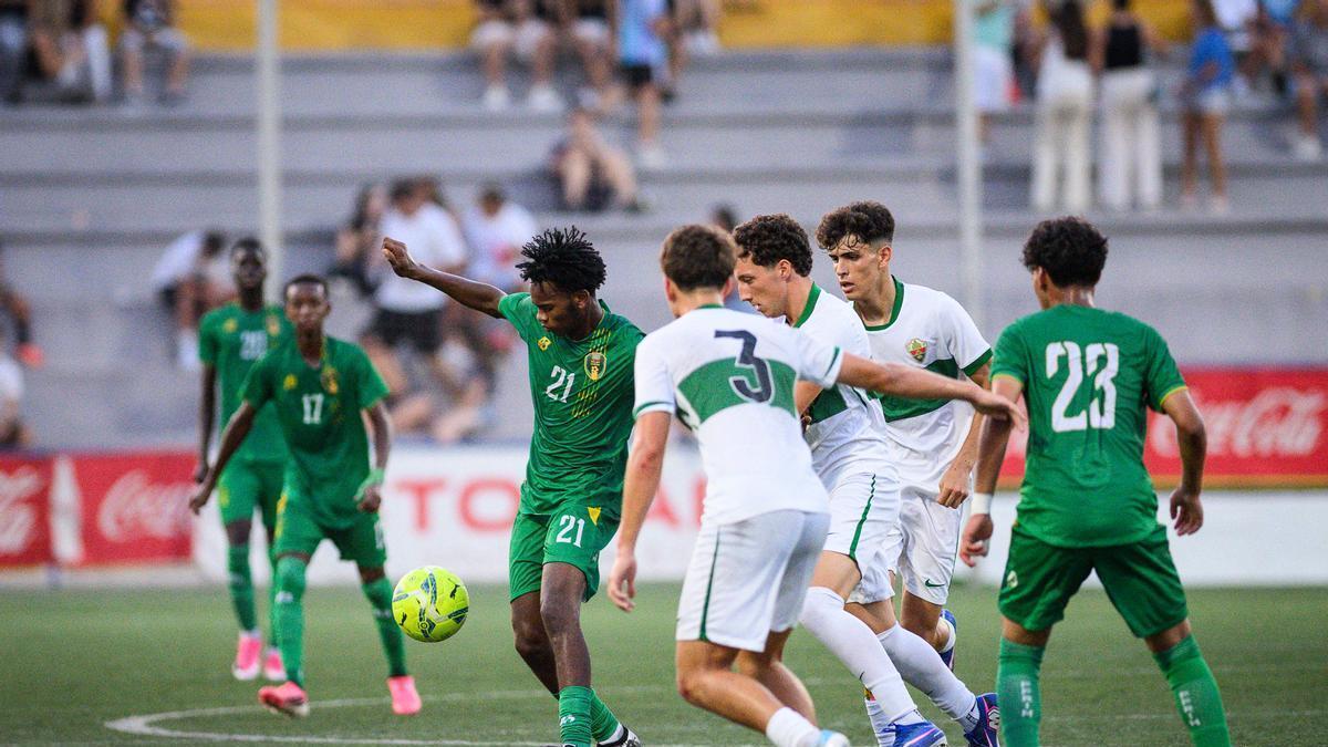 Jugadores del Elche y de Mauritania luchan por el balón