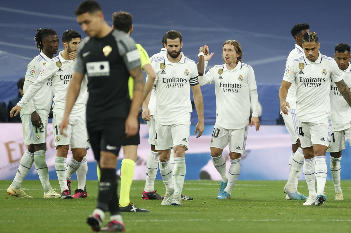 Ponce se resigna, mientras que los jugadores del Madrid celebran el cuarto gol de Modric