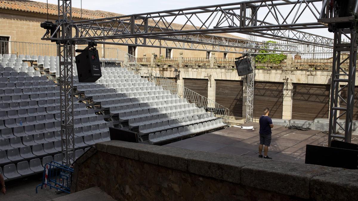 Montaje del escenario del festival de teatro de Cáceres en San Jorge.