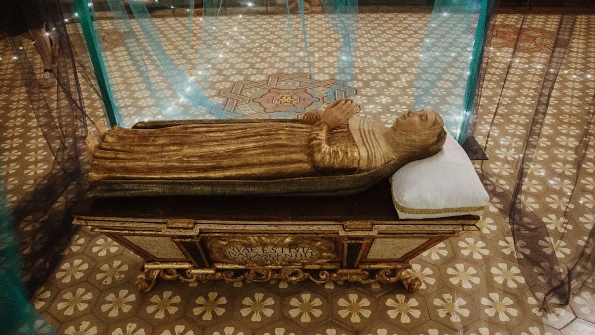 A Mallorca, en les diverses parròquies hi ha la tradició d’instal·lar un cadafal on reposa la figura de Maria.