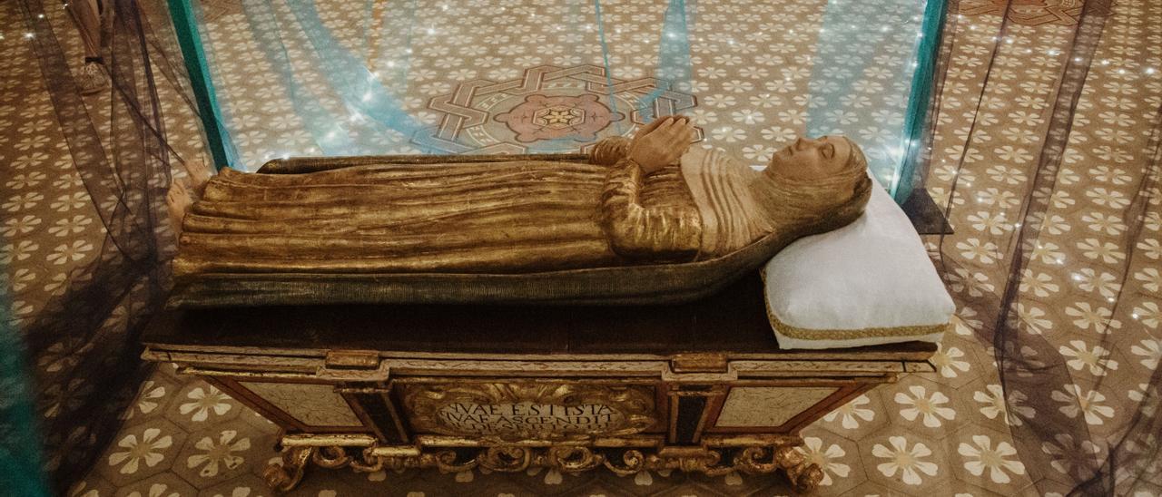 A Mallorca, en les diverses parròquies hi ha la tradició d’instal·lar un cadafal on reposa la figura de Maria.