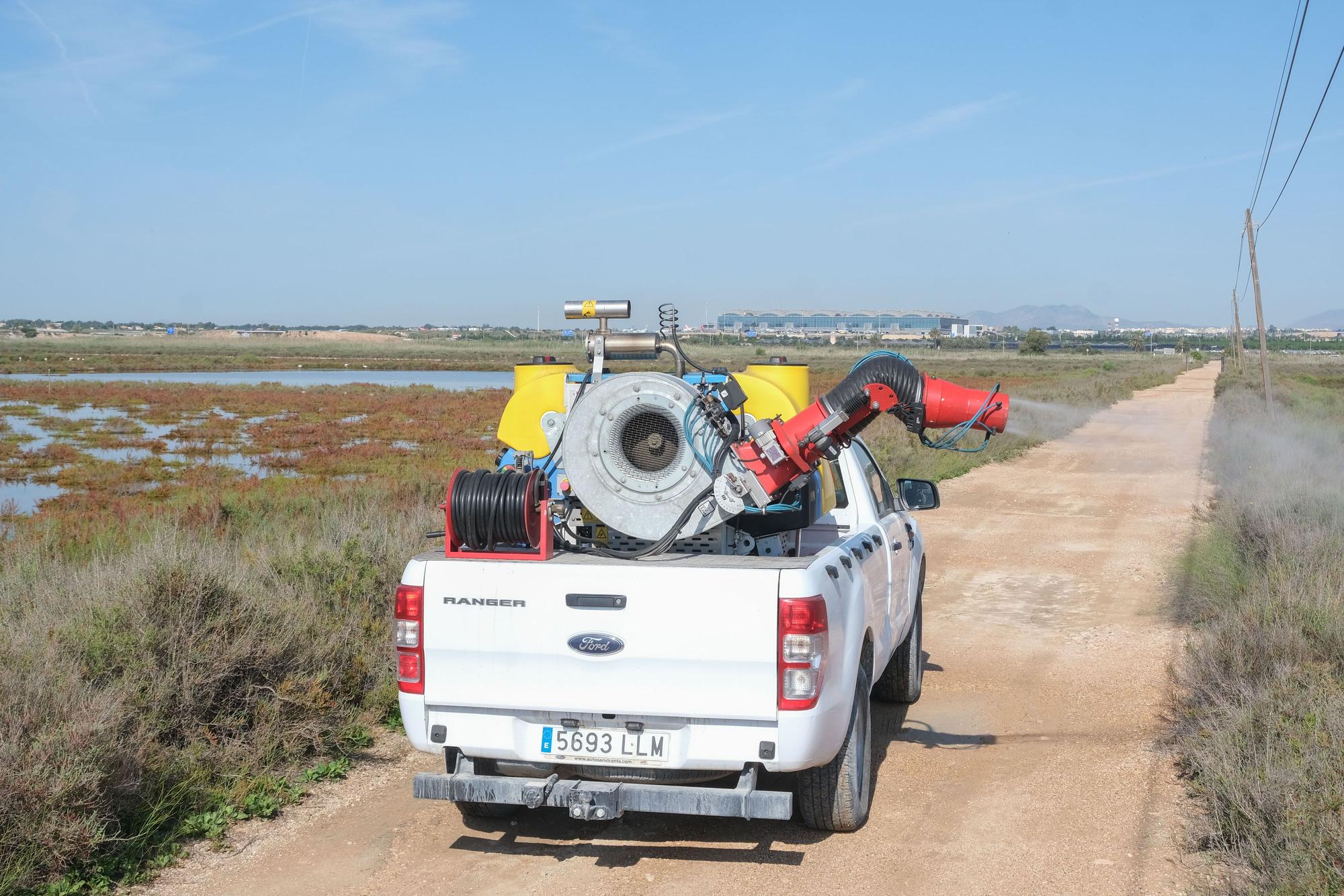 Fumigación contra los mosquitos en el Saladar de Agua Amarga