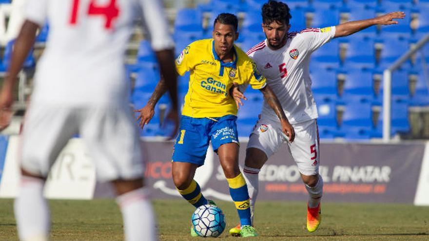 Jonathan Viera supera a Amer Abdulrahman, futbolista de la selección de los Emiratos Árabes, en un partido de la última pretemporada.