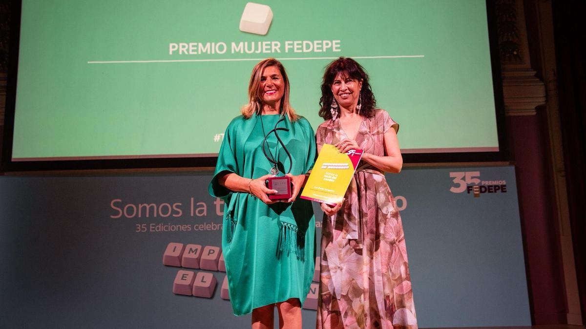 Luz Pardo, a la izquierda, sostiene el premio.
