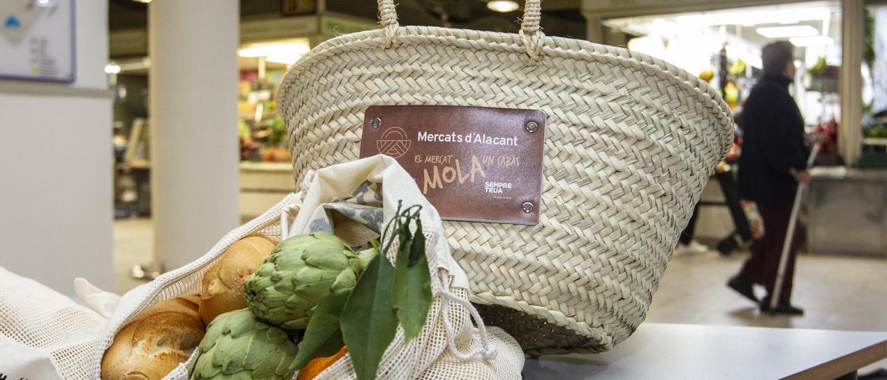 Reparto de 9.000 bolsas reutilizables para comprar en los mercados  municipales de Alicante