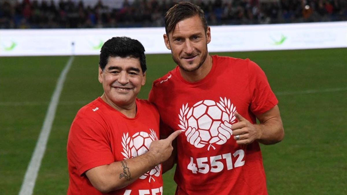 Maradona alabó a su amigo Totti, ahora que se acerca el fin de su longeva carrera