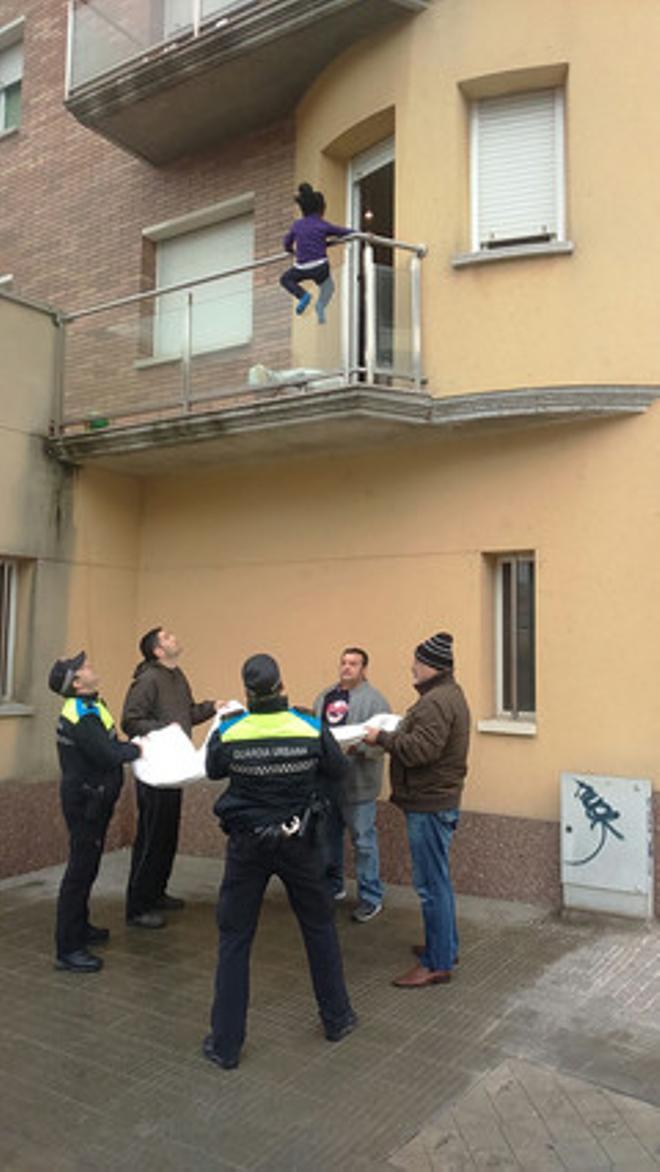 Una nena de tres anys, enfilada en un balcó d’un edifici de Vic, l’11 de febrer.