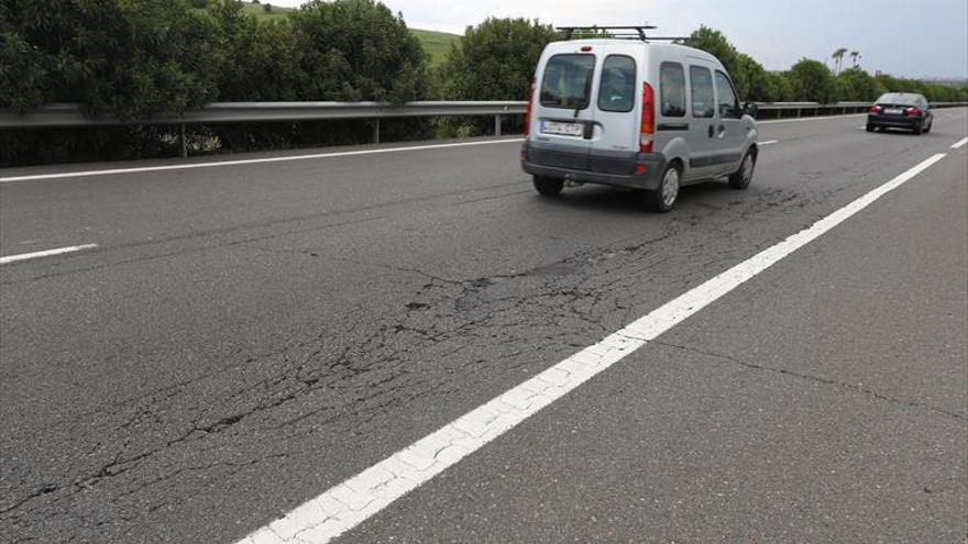 Malestar entre los alcaldes por el abandono del firme de la autovía A-4