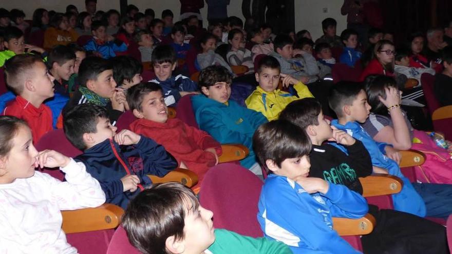 Los escolares cangueses, ayer, en el teatro Toreno, durante la celebración del Día Internacional de la Lengua Materna.