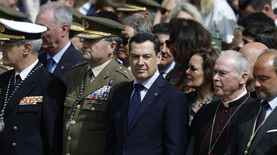 Juanma Moreno,junto a las autoridades en Málaga.