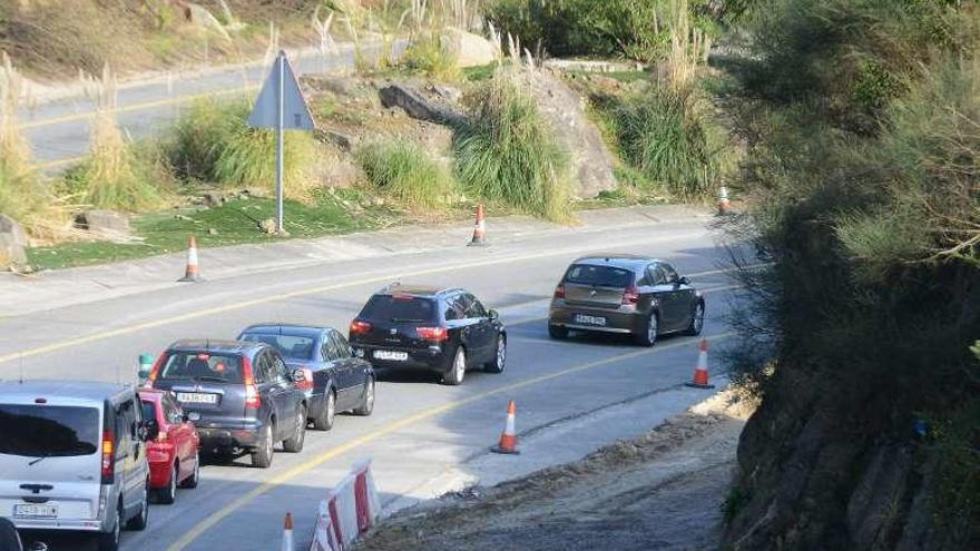 |  La Xunta reabrió al tráfico en la tarde de ayer el primer tramo del corredor do Morrazo, entre Rande y el enlace de Meira, que estuvo cerrado durante cuatro meses, excepto un paréntesis navideño, para garantizar la seguridad de trabajadores y usuarios durante las voladuras por las obras de desdoblamiento. La reapertura llega un mes después de la fecha inicialmente prevista, el 23 de enero, y con el 80% de los desmontes ya ejecutados.