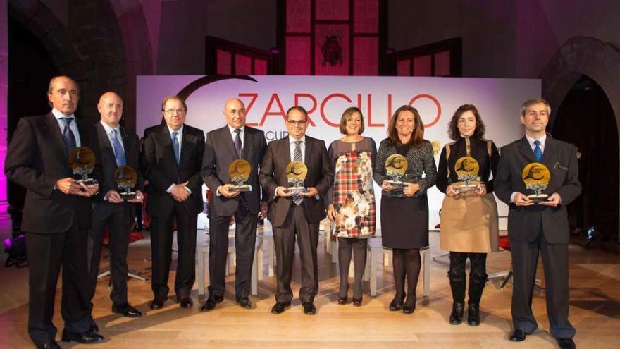 Herrera posa con todos los premiados. Jesús García, de la bodega Francisco Casas, primero por la derecha. Foto I