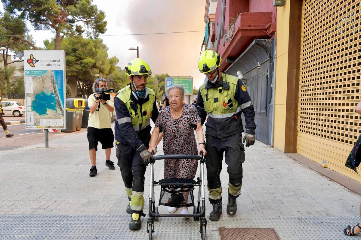 El incendio obliga a evacuar el pueblo del Saler: así se vive la emergencia, en imágenes.