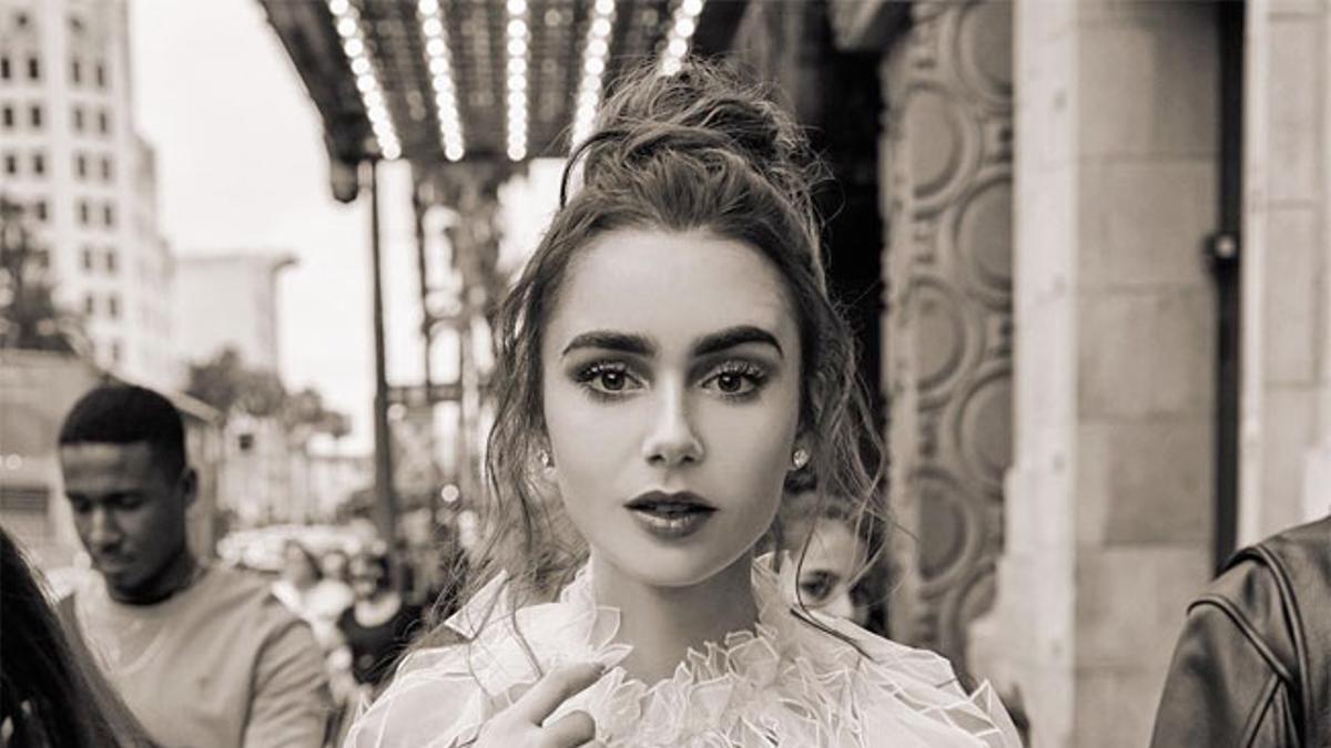 Lily Collins con moño alto