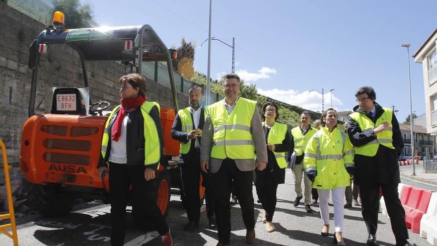 Javier Bas, en primer plano, con Ethel Vázquez e Ignacio López, ayer, en la visita a las obras.  // Alba Villar