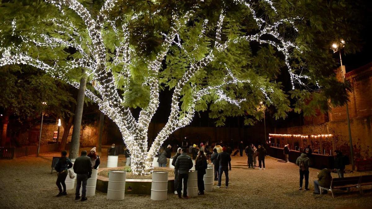 Un ábol iluminado por Navidad en los jardines de Magdalena Modolell de Viladecans.