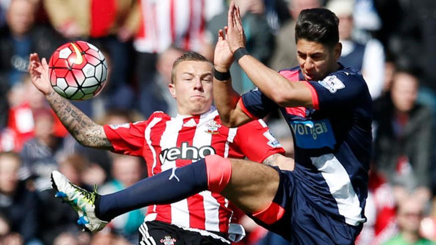 Ayoze (d), en una acción, ayer, con Jordy Clasie.