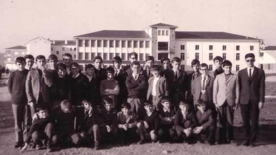 Alumnos del internado Manuel Suárez en el curso 1967-1968.