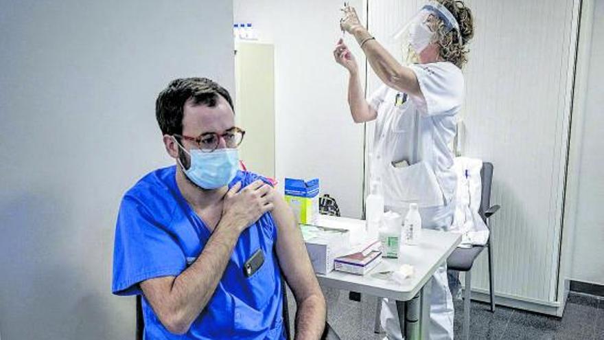 Los sanitarios sin vacunar deberán someterse a tres análisis semanales