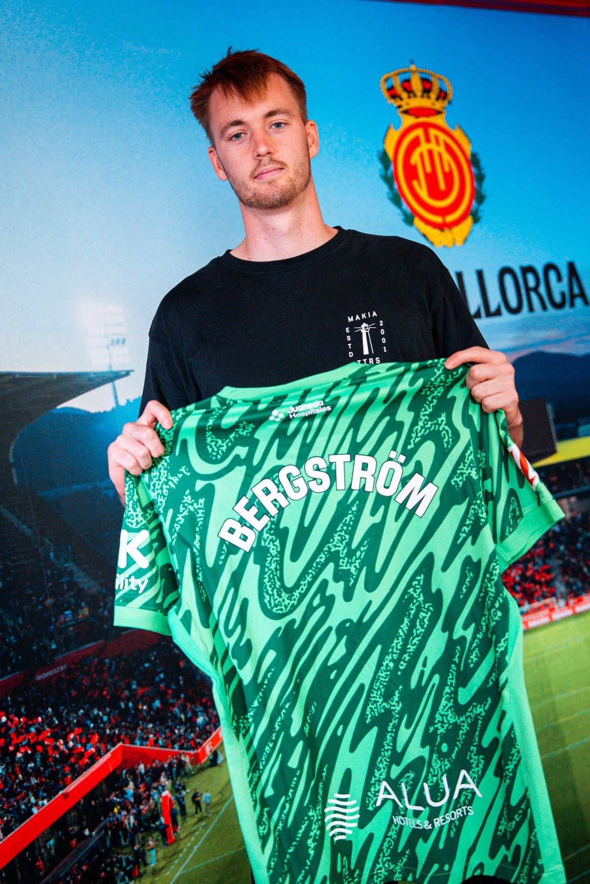 Lucas Bergström posa con su nueva camiseta.