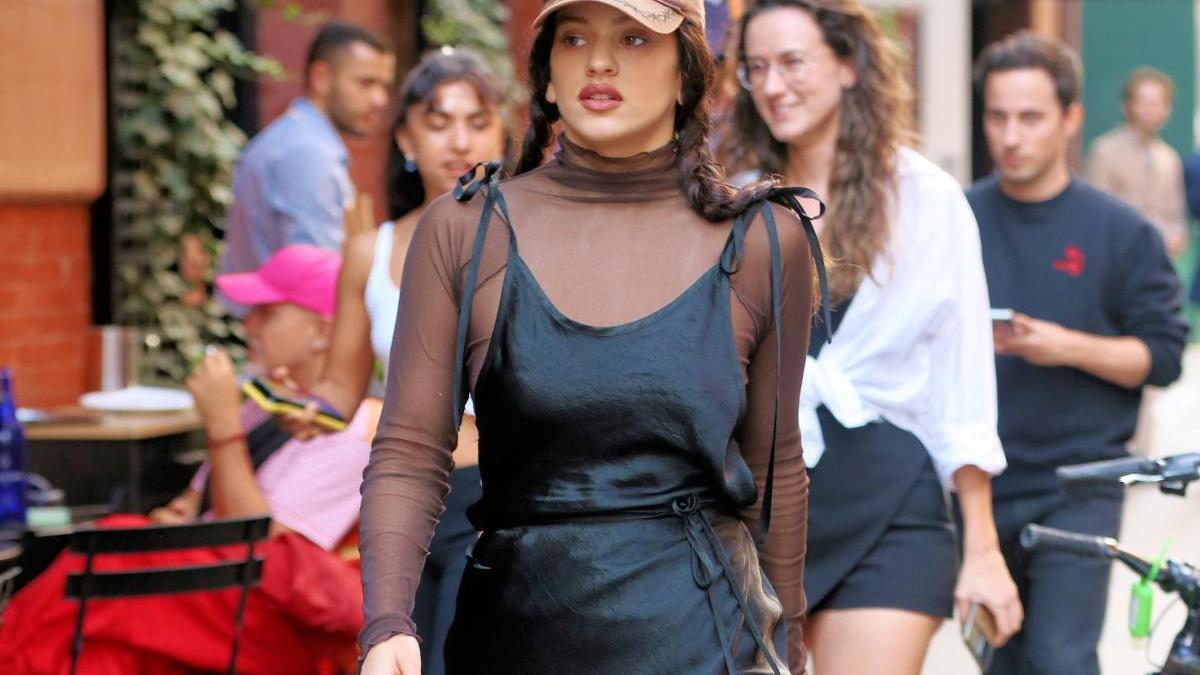 Rosalía con vestido lencero y gorra por Nueva York