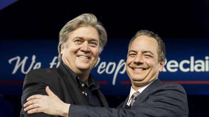 Bannon y Priebus se estrechan la mano en la Conferencia de Acción Política Conservadora, ayer, en Washington. // FDV