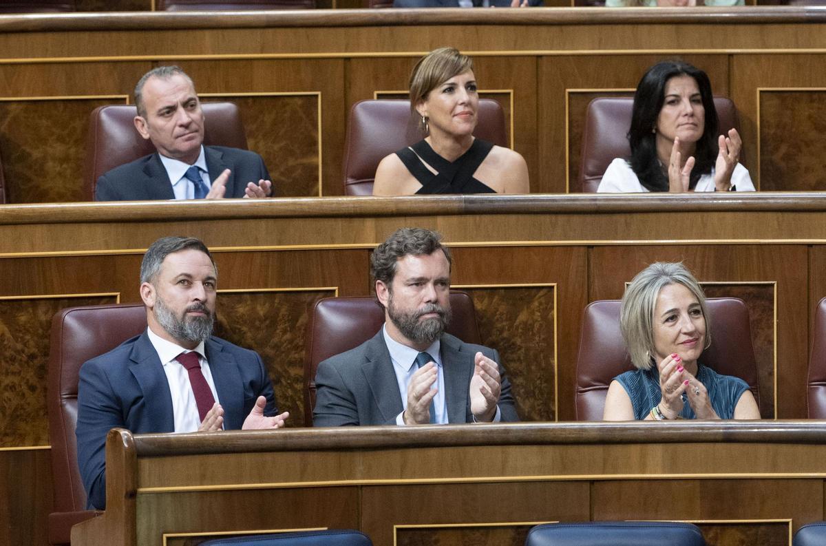 El líder de Vox, Santiago Abascal (i), y el portavoz de Vox en el Congreso, Iván Espinosa de los Monteros (d), durante un pleno extraordinario en el Congreso de los Diputados, a 13 de julio de 2022, en Madrid (España). Esta sesión tiene lugar tras el Deba