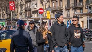 Barcelona 27/02/2026 Barcelona. Por primera vez el 50% exacto de los menores de 35 años empadronados en la ciudad son nacidos en el extranjero. Necesitamos imágenes de recursos para este tema que sale el fin de semana, a lo mejor por ciutat vella y el centro de Barcelona. Inmigración, joventud, población de Barcelona. AUTOR: MANU MITRU