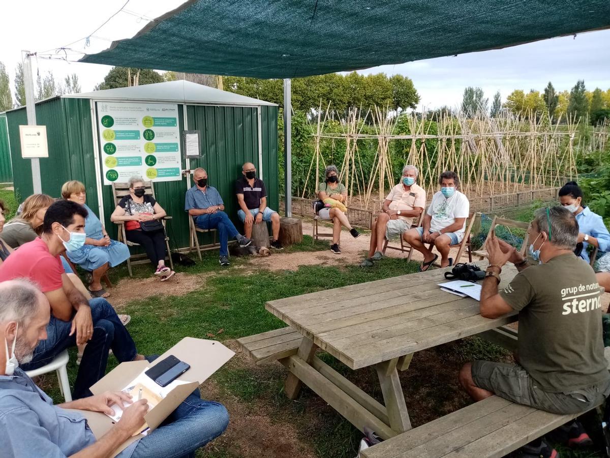 Ramot fent una xerrada en els horts municipals de Platja d’Aro sobre com gestionar-los tenint en compte la protecció de la fauna salvatge