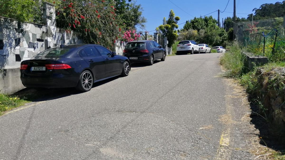 Coches, ayer, en la bajada a la playa de Areabrava.