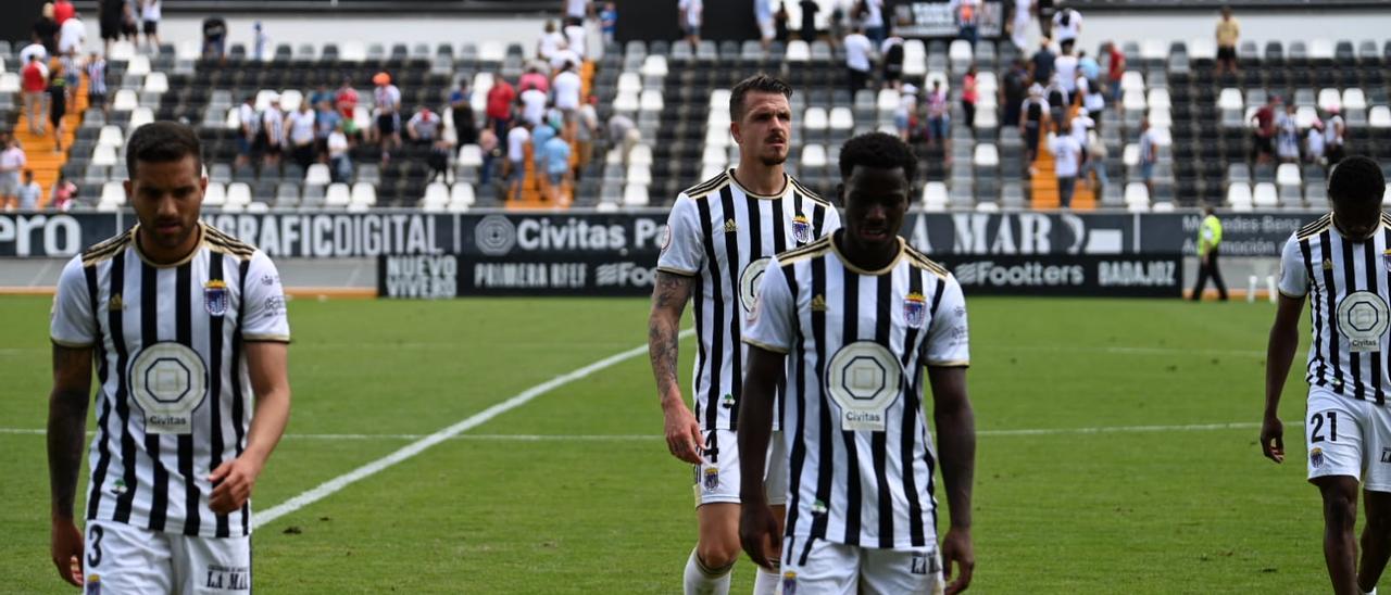 Los jugadores del Badajoz, durante un partido de esta temporada