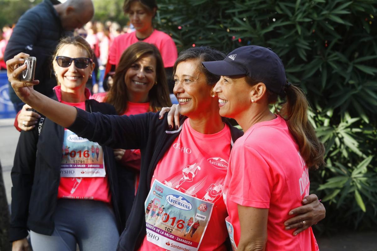 En imágenes | La Carrera de la Mujer llena de rosa el centro de Zaragoza