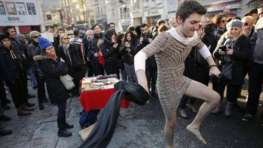 Los hombres turcos se visten con minifalda para protestar contra la violación y asesinato de una joven