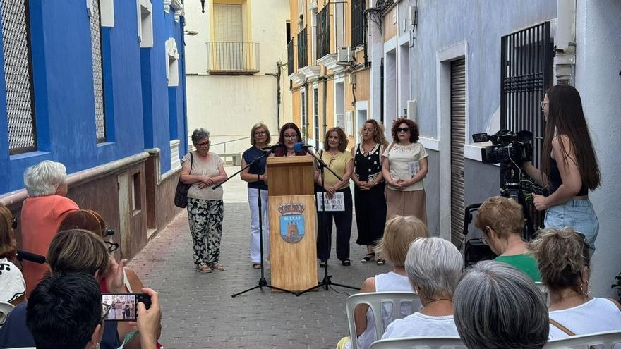 La Calle Entreplazas luce un nuevo sombraje artesanal tejido por mujeres de Bullas y La Copa